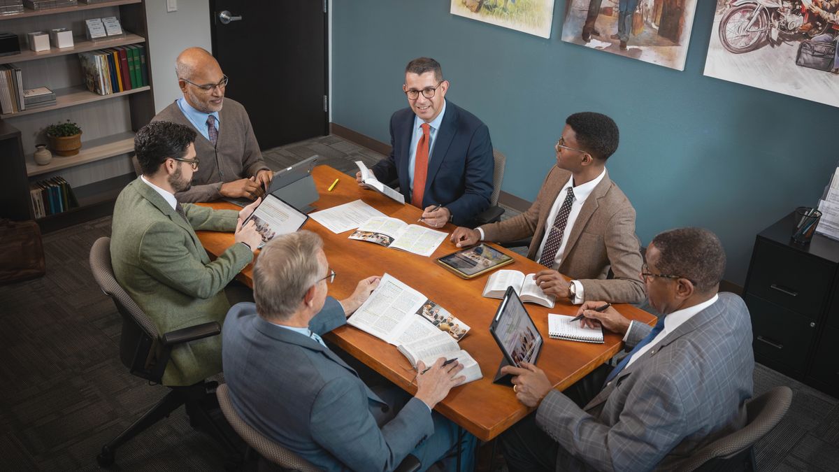 A body of elders discussing the direction and Scriptural principles from the article “Responding to Sin With Love and Mercy” in the August 2024 study edition of “The Watchtower.”
